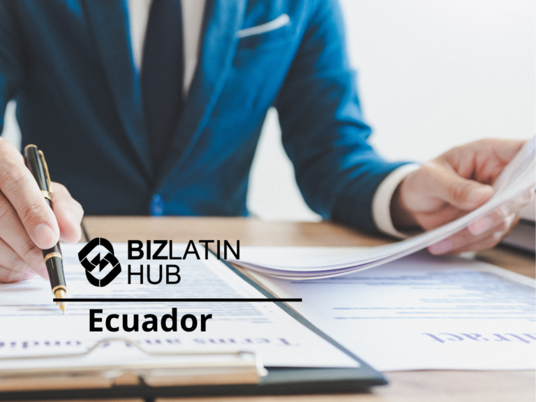 Una persona con traje azul sostiene un bolígrafo y examina documentos colocados sobre un escritorio. La imagen incluye el logo de BizLatin Hub y la palabra "Ecuador", enfatizando su papel en la contratación y reclutamiento dentro del país.