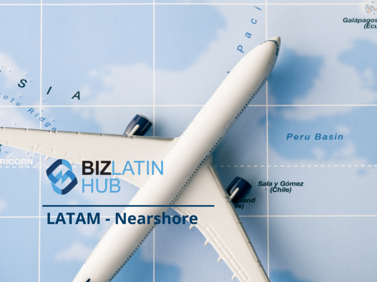 Un avión blanco se eleva sobre un fondo de mapa azul y presenta el logotipo de Biz Latin Hub. El mapa describe partes del Océano Pacífico y la Cuenca del Perú. El texto de la imagen dice "LATAM - Nearshore mercados.