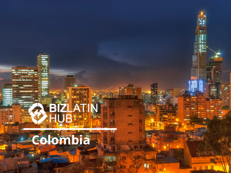 Un paisaje urbano de Colombia al atardecer muestra numerosos edificios adornados con luces amarillas y blancas. Los logotipos y el texto que dice "BizLatin Hub" y "Colombia" se superponen a la imagen. El edificio más alto a la derecha, aún en construcción con grúas visibles, se erige como símbolo del crecimiento de los Servicios de Back Office en Colombia.