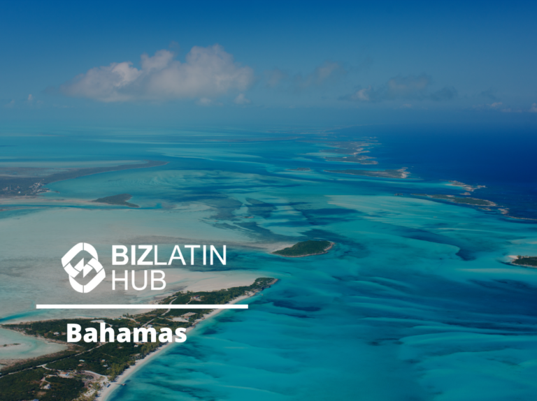 Vista aérea de las vibrantes aguas turquesas y las islas de las Bahamas, con el texto "BizLatin Hub" y "Bahamas" superpuestos en la esquina inferior izquierda. El cielo está despejado con algunas nubes dispersas, lo que evoca un telón de fondo perfecto para la incorporación de empresas en las Bahamas.