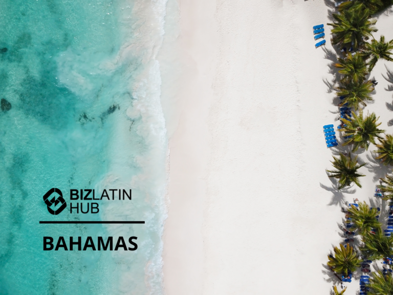 Vista aérea de una playa de arena blanca con aguas cristalinas de color turquesa a la izquierda. La playa está bordeada de palmeras y tumbonas azules en el lado derecho. El texto "BizLatin Hub Bahamas: Servicios jurídicos para empresas en Bahamas" está superpuesto en el lado izquierdo de la imagen.